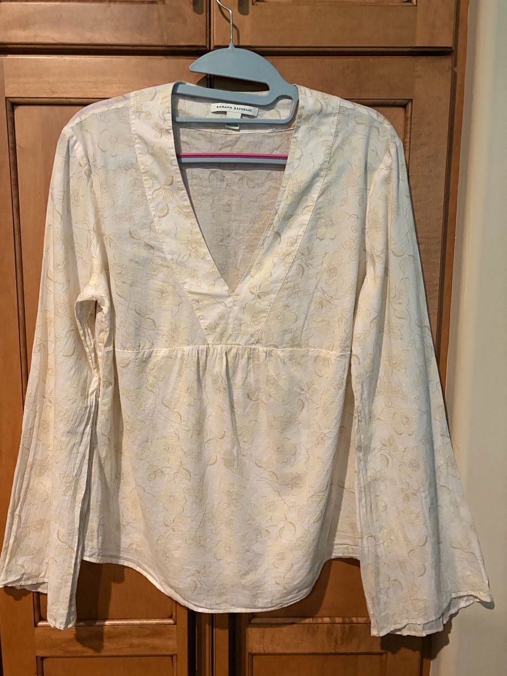 Banana Republic Cotton Vneck Bell Sleeve Top with Floral Design Womens Size Med